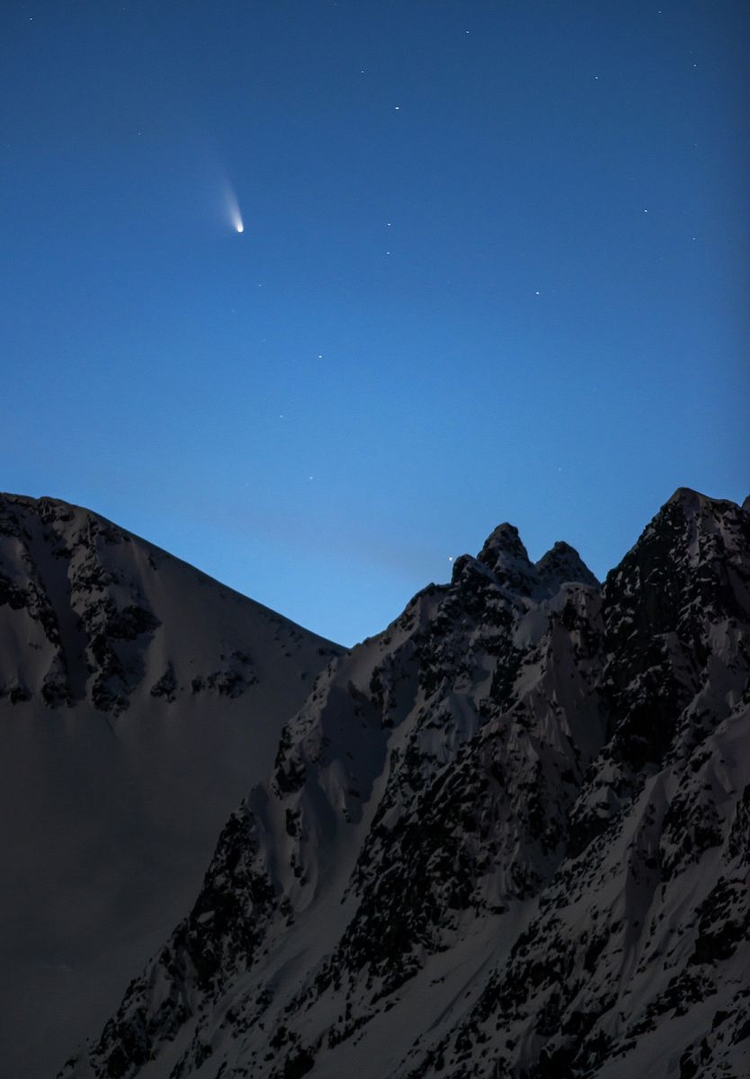 Wyróżnienie w kategorii "Earth and Space"
"Icy Visitor", fot. Fredrik Broms (Norwegia)


Podobnie jak ośnieżone góry na pierwszym planie, jądro komety Panstarrs składa się głównie z lodu i skał. Jego rozmiary to zaledwie kilka kilometrów średnicy, ale po zbliżeni do Słońca, ogon gazu i pyłu rozciąga się na setki tysięcy kilometrów. 

Sprzęt: Nikon D800 z obiektywem Nikkor 300 mm f/2.8, f/3,2, ISO 640, 1,6 s